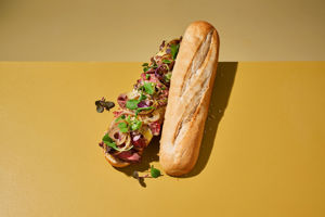 15470000_223282_HALF_PLUS_FRANS_STOKBROOD_WIT_PHILLY_CHEESE_STEAK_LIGGEND_2