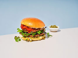 223464_POTATO-HAMBURGER-BUN_RECEPT-JEREMY'S-DOUBLE-STACKED-SMASH-POTATO-BURGER_LIGGEND_v1