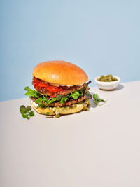 223464_POTATO-HAMBURGER-BUN_RECEPT-JEREMY'S-DOUBLE-STACKED-SMASH-POTATO-BURGER_STAAND_v1