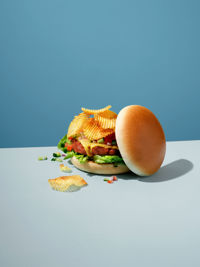 24160000_HAMBURGER_BUN_NO-BEEF-BURGER_STAAND