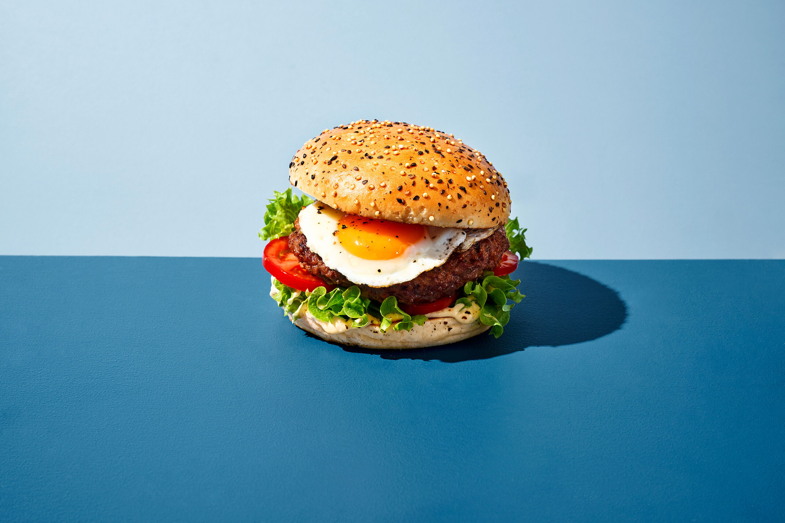 225386_BREAKFAST-AT-THE-BEACH-BURGER_MULTISEED-HAMBURGER-BUN_RECEPT_LIGGEND_v1