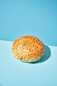 225386_MULTISEED-HAMBURGER-BUN_CLOSE-UP