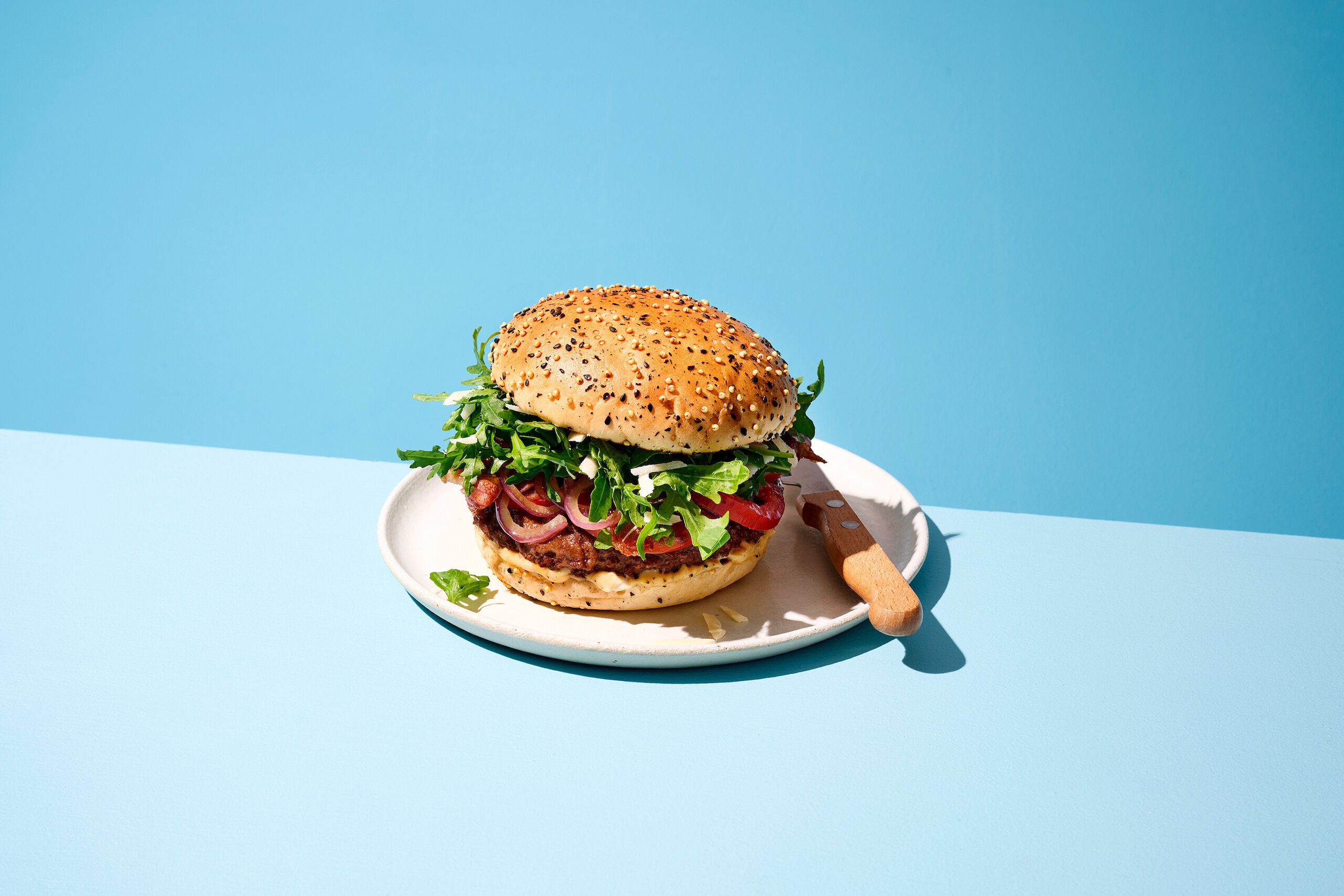 225386_MULTISEED-TRUFFEL-BURGER_MULTISEED-HAMBURGER-BUN_RECEPT_BORD_LIGGEND_v1