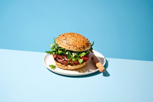 225386_MULTISEED-TRUFFEL-BURGER_MULTISEED-HAMBURGER-BUN_RECEPT_BORD_LIGGEND_v1