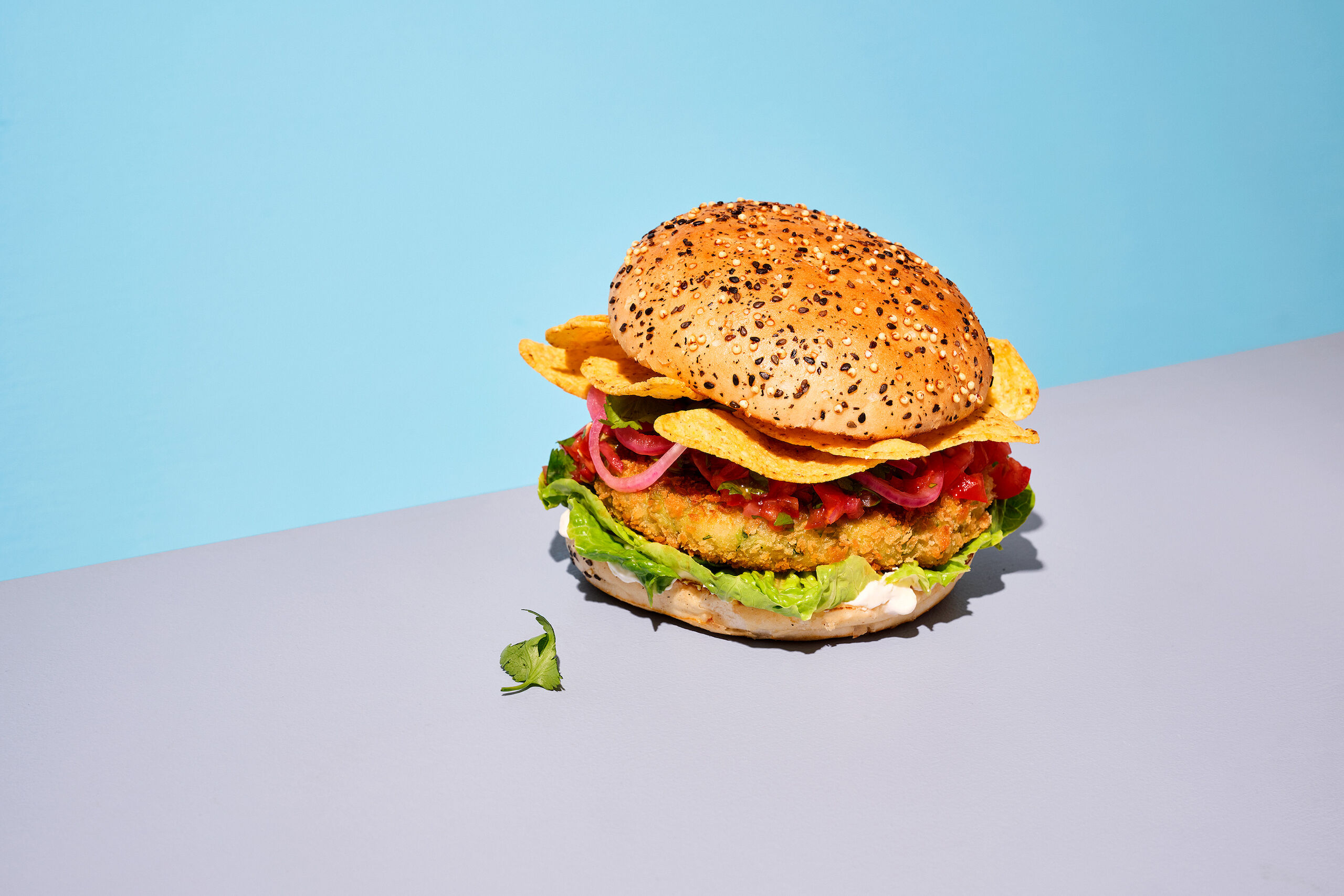 225386_MULTISEED-VEGGIE-AVOCADO-BURGER_MULTISEED-HAMBURGER-BUN_RECEPT_LIGGEND_v1