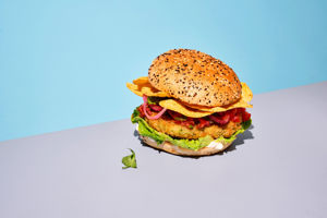 225386_MULTISEED-VEGGIE-AVOCADO-BURGER_MULTISEED-HAMBURGER-BUN_RECEPT_LIGGEND_v1