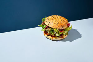 225386_TERIYAKI-MULTISEED-CHICKEN-BURGER_MULTISEED-HAMBURGER-BUN_RECEPT_LIGEND_v1