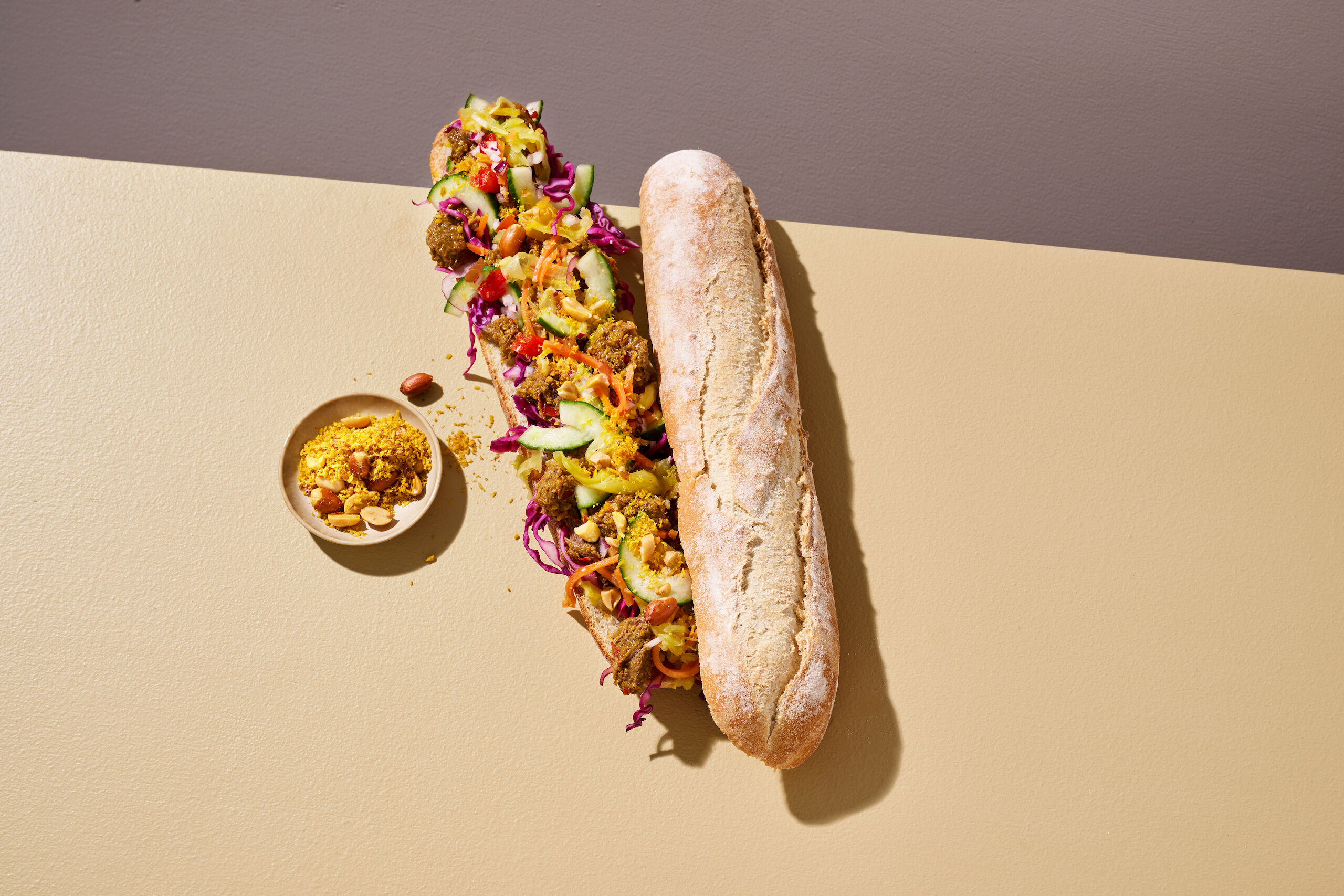 27470000_223283_HALF_PLUS_FRANS_STOKBROOD_WIT_BEBLOEMD_RECEPT_BALI_BAGUETTE_LIGGEND