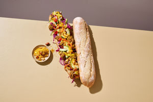 27470000_223283_HALF_PLUS_FRANS_STOKBROOD_WIT_BEBLOEMD_RECEPT_BALI_BAGUETTE_LIGGEND