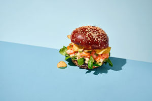 225387_SMOKED-SALMON-PRETZEL-BURGER_PRETZEL-HAMBURGER-BUN-SESAM_RECEPT_LIGGEND_v1