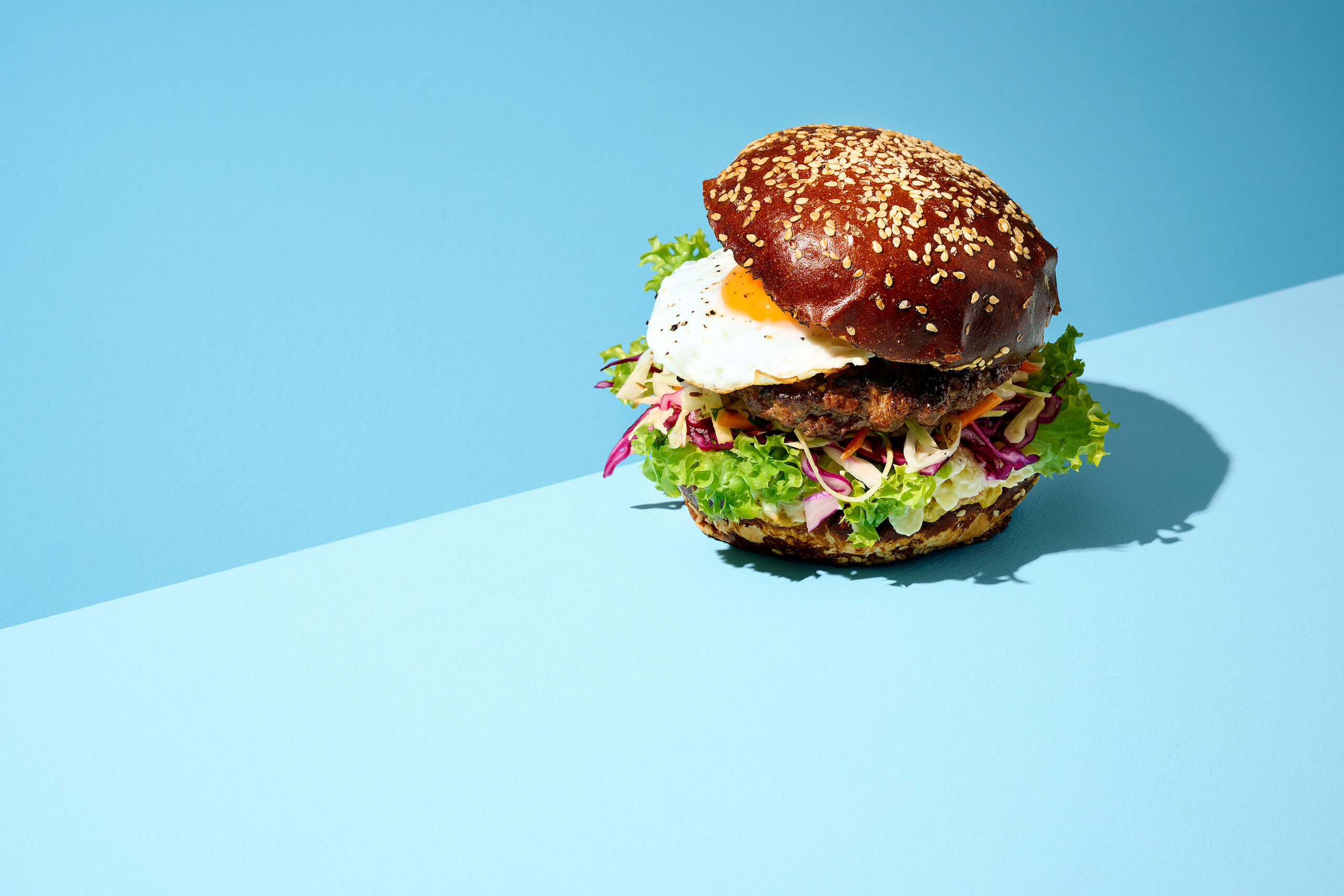 225387_SUMMER-BARBECUE-PRETZEL-BURGER_PRETZEL-HAMBURGER-BUN-SESAM_RECEPT_LIGGEND_v1